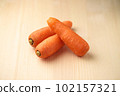 Fresh carrots 102157321