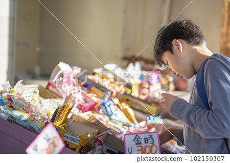在糖果店購物的小學生 102159307