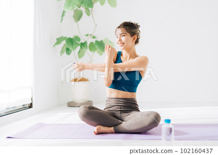 年輕女子健身形象 102160437