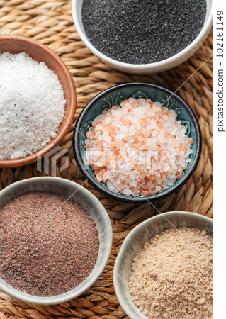 Bowls with assorted speciality salt 102161149