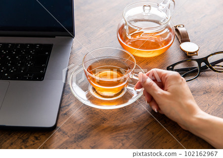 一隻手拿著茶杯紅茶 一隻手拿著茶杯紅茶 102162967