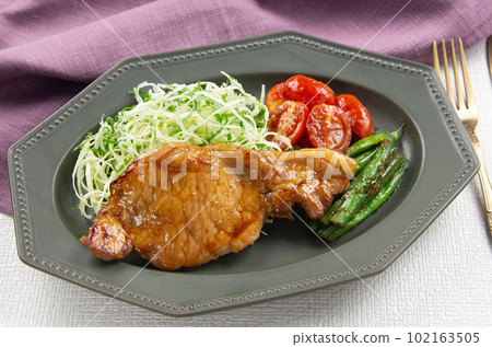 薑汁豬里脊牛排、白菜絲、聖女果、炒四季豆 薑汁豬里脊牛排、白菜絲、聖女果、炒四季豆 102163505