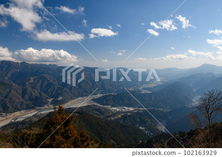 View from the southern observatory on the summit of Mt. Minobu (Yamanashi Prefecture) 102163929