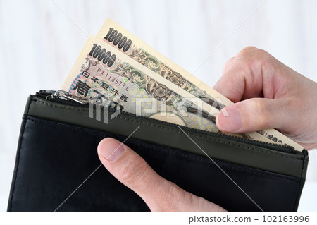 hand of the person making the cash payment hand of the person making the cash payment 102163996