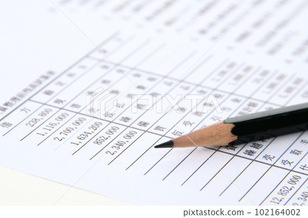 簿記測試問題和鉛筆 102164002