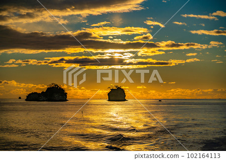 宮城縣松島町，日本三大名勝之一的松島，第一次從船上看到的日出，日出，晨景 102164113