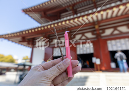 大阪四天王寺《正殿前手持蠟燭和香燭的手》(2023 年 4 月 1 日拍攝) 大阪四天王寺《正殿前手持蠟燭和香燭的手》(2023 年 4 月 1 日拍攝) 102164151