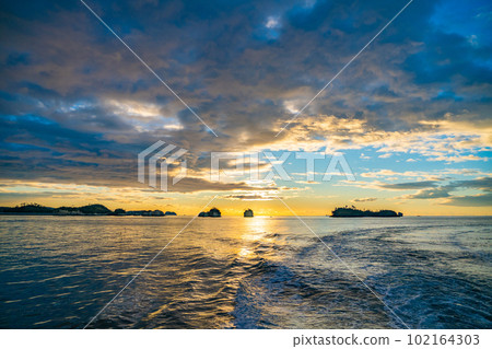 Matsushima, one of Japan's three most scenic spots, the first sunrise seen from a boat, the sunrise, the morning view, Matsushima-cho, Miyagi Prefecture 102164303