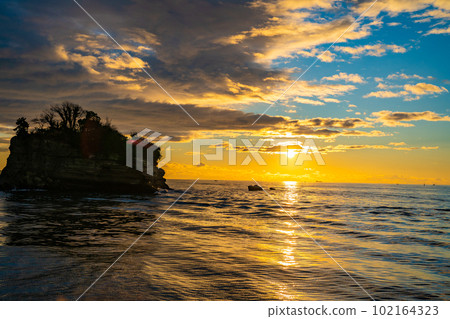 松島,日本三大名勝之一,水島,從船上看到的第一個日出,日出,日出,晨景,宮城縣松島町 松島,日本三大名勝之一,水島,從船上看到的第一個日出,日出,日出,晨景,宮城縣松島町 102164323