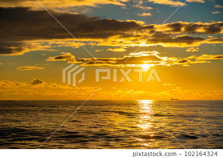宮城縣松島町,日本三大名勝之一的松島,第一次從船上看到的日出,日出,晨景 宮城縣松島町,日本三大名勝之一的松島,第一次從船上看到的日出,日出,晨景 102164324