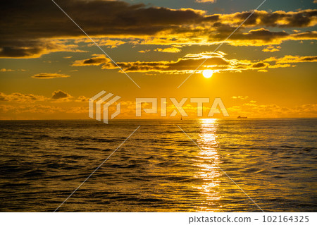 宮城縣松島町，日本三大名勝之一的松島，第一次從船上看到的日出，日出，晨景 102164325
