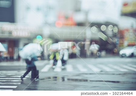 雨天人行橫道和城市景觀模糊風景 102164464