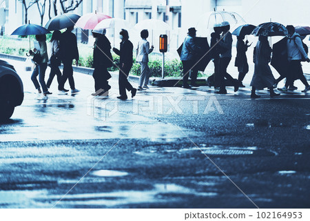 人們打著傘 人們打著傘 102164953