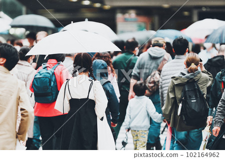 撐傘行人的背影 撐傘行人的背影 102164962