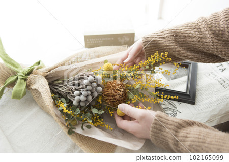 包裹乾花的女人 102165099