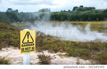 The warning sign pole in geothermal activity area of Crater of the moon in Taupo, New Zealand. 102165343