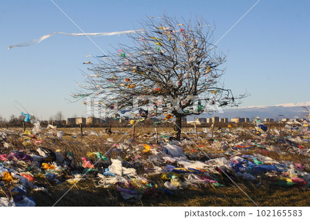 consequences of strong wind at the landfill 102165583