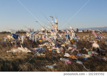 consequences of strong wind at the landfill 102165592