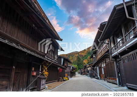 Shiojiri City, Nagano Prefecture The townscape of Narai-juku with its beautiful autumn foliage Shiojiri City, Nagano Prefecture The townscape of Narai-juku with its beautiful autumn foliage 102165783