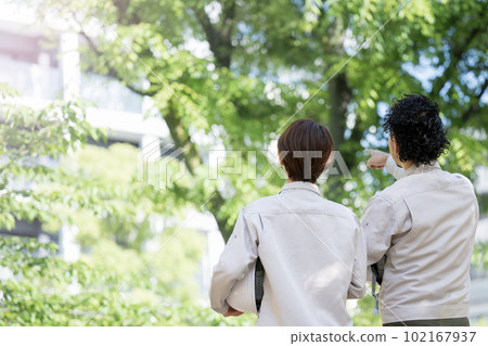 Image of maintenance of buildings and condominiums in work clothes Back view of workers inspecting workers Copy to the left Image of maintenance of buildings and condominiums in work clothes Back view of workers inspecting workers Copy to the left 102167937