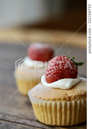 Gluten-free strawberry-topped cup chiffon cake made with rice flour Gluten-free strawberry-topped cup chiffon cake made with rice flour 102168733