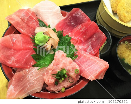 Tuna bowl 102170251