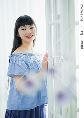 窗邊的長發女人 窗邊的長發女人 102170298