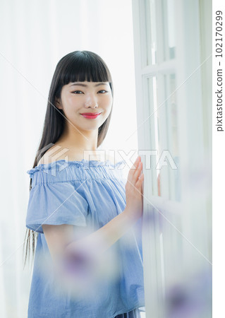 窗邊的長發女人 102170299
