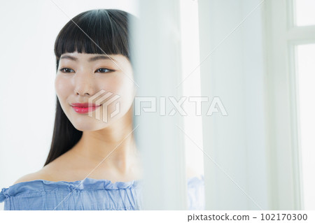 窗邊的長發女人 102170300