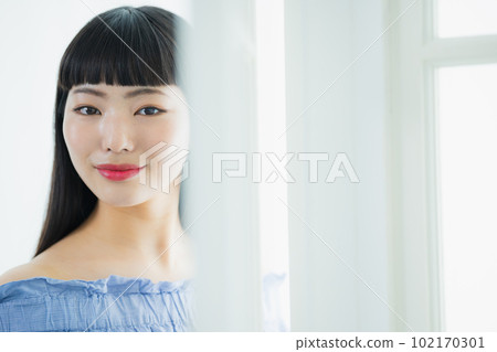 窗邊的長發女人 窗邊的長發女人 102170301