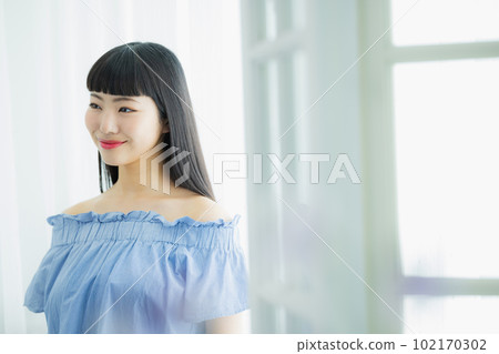 窗邊的長發女人 102170302