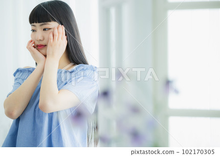 窗邊的長發女人 102170305