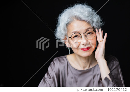 A woman with gray hair 102170412