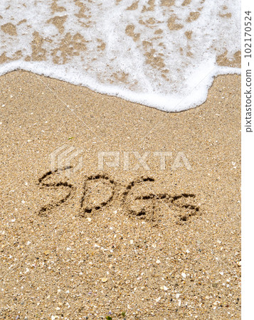 寫在沙灘上的字母“SDGs”。 寫在沙灘上的字母“SDGs”。 102170524