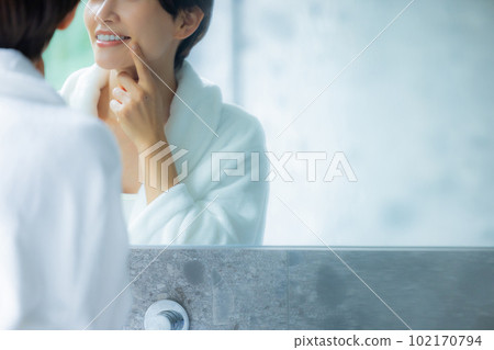 洗手間,穿浴袍的女人 洗手間,穿浴袍的女人 102170794