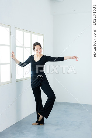 dancer stretching dancer stretching 102171039