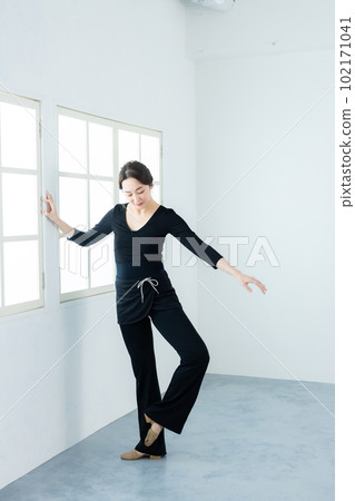 dancer stretching 102171041