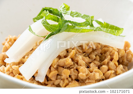 納豆安排。 Hikiwari 納豆配上魷魚生魚片。 102171071