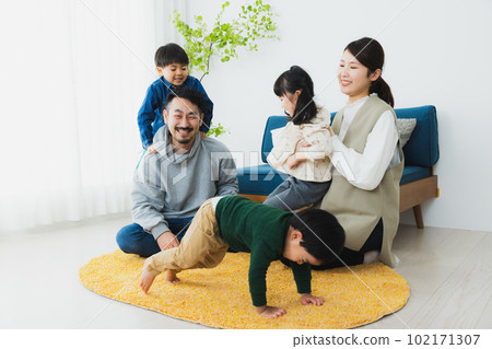 lively family 102171307