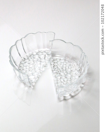 點亮日本複古玻璃容器並用白色背景打破它 102172048