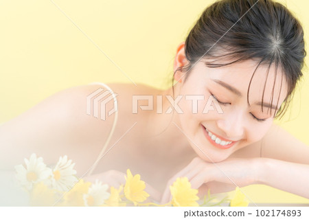 做皮膚護理的年輕女性，背部發黃 102174893