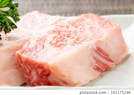 牛肉做牛排。據說“三角玫瑰”是一個罕見的部分。 102175296