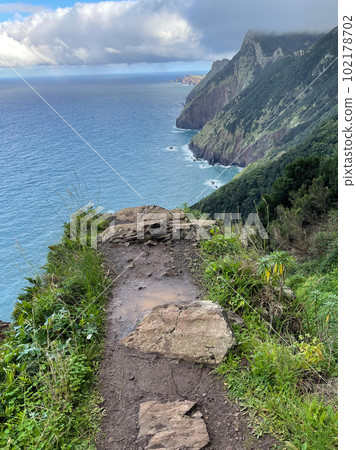 Path in the rocks over the ocean 102178702