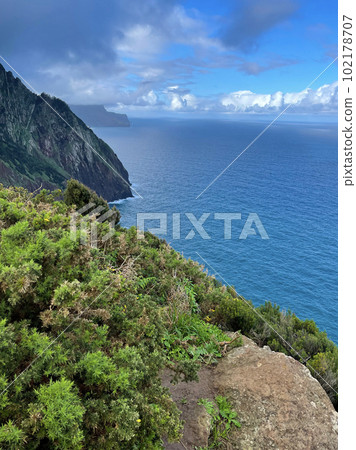 Path in the rocks over the ocean 102178707