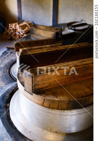 一個古老的私人住宅的爐子 102180155