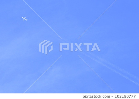 飛行在藍天的飛機和軌跡 飛行在藍天的飛機和軌跡 102180777