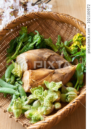 Spring vegetables in a colander 102180972