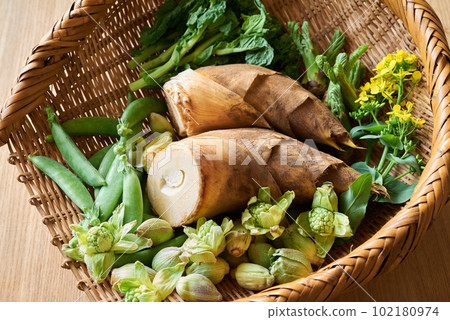 Spring vegetables in a colander 102180974