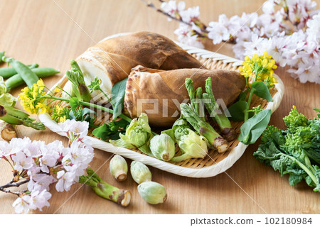 Spring vegetables in a colander 102180984