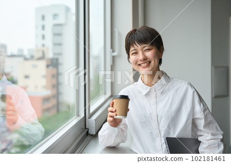 微笑在窗口的婦女 微笑在窗口的婦女 102181461